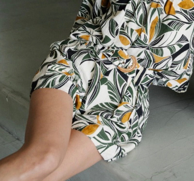 CREAM MULTI ABSTRACT LEAF PRINT BELTED ARYVIA SHORTS