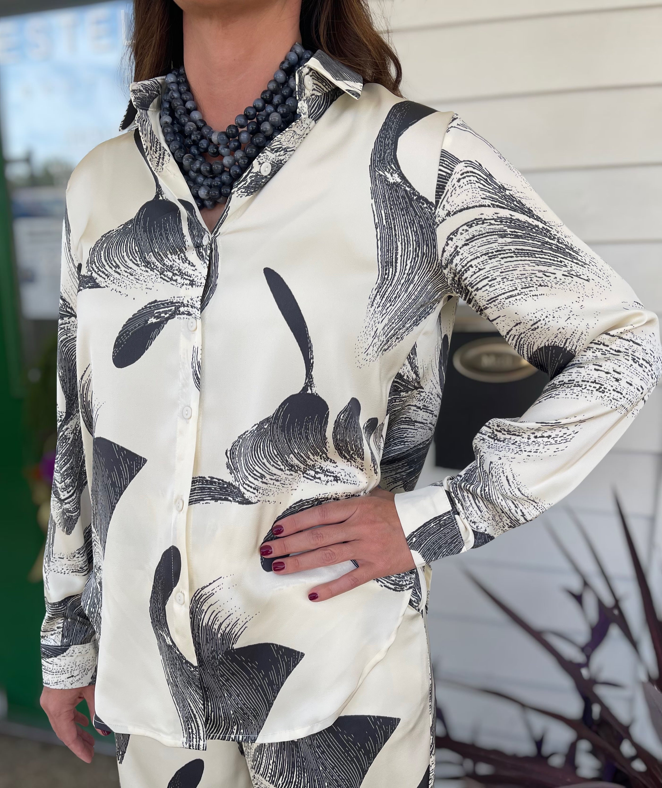 CREAM/GRAY PRINTED LONG SLEEVE BUTTON UP TOP