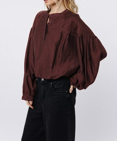 MAROON HENLEY BUBBLE HEM LONG BALLOON SLEEVE DOE TOP