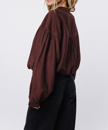 MAROON HENLEY BUBBLE HEM LONG BALLOON SLEEVE DOE TOP