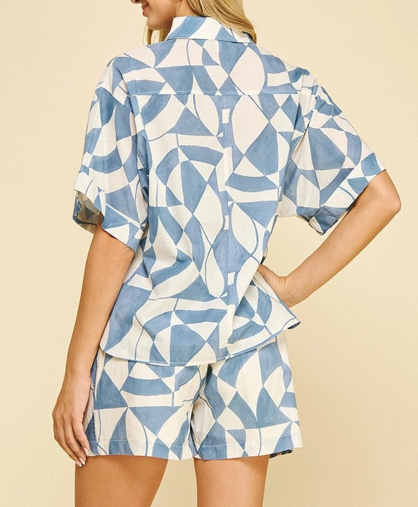 BLUE GEOMETRIC PRINT SHORT SLEEVE BUTTON UP TOP