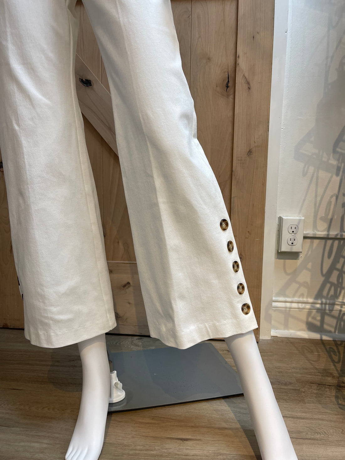 FIFTEEN TWENTY OFF WHITE CROP PANTS W/BUTTON DETAIL