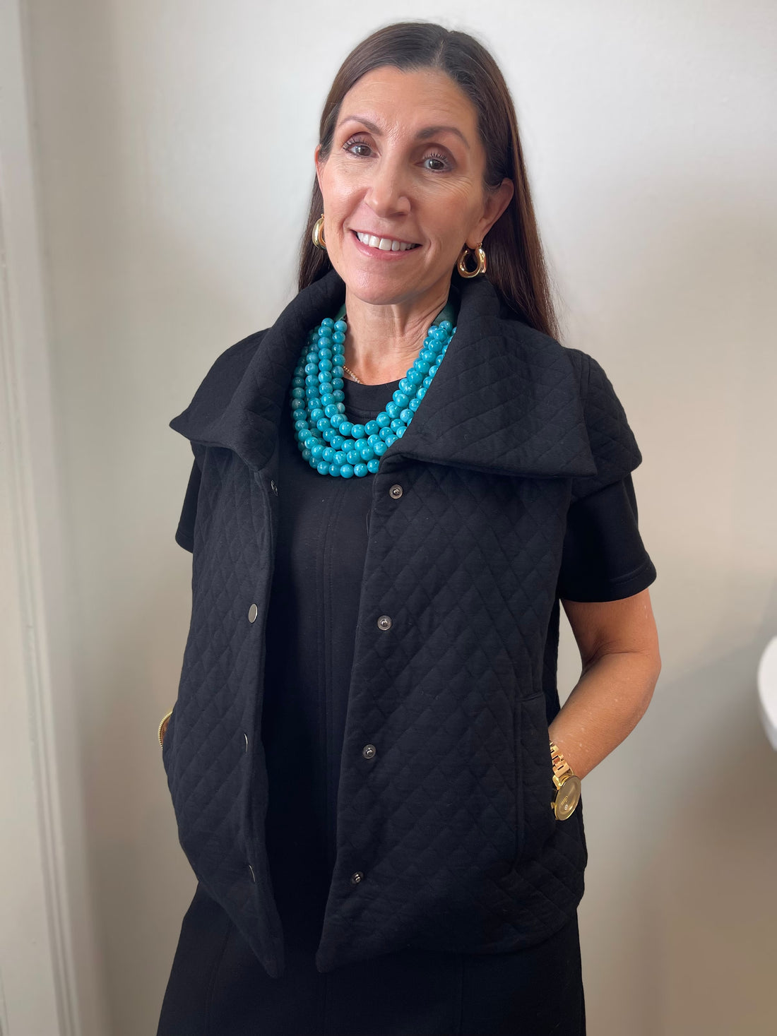 BLACK SLEEVELESS QUILTED SOLID KNIT VEST