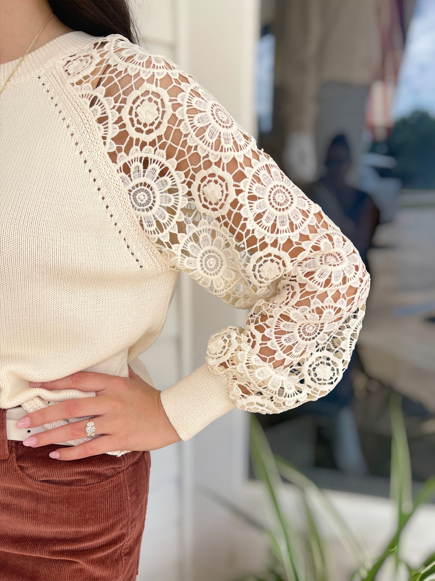 CREAM LACE SLEEVE SWEATER TOP