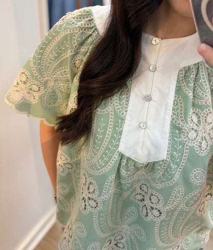GREEN/WHITE FLORAL LACE SCALLOP HEM SHORT SLEEVE TOP