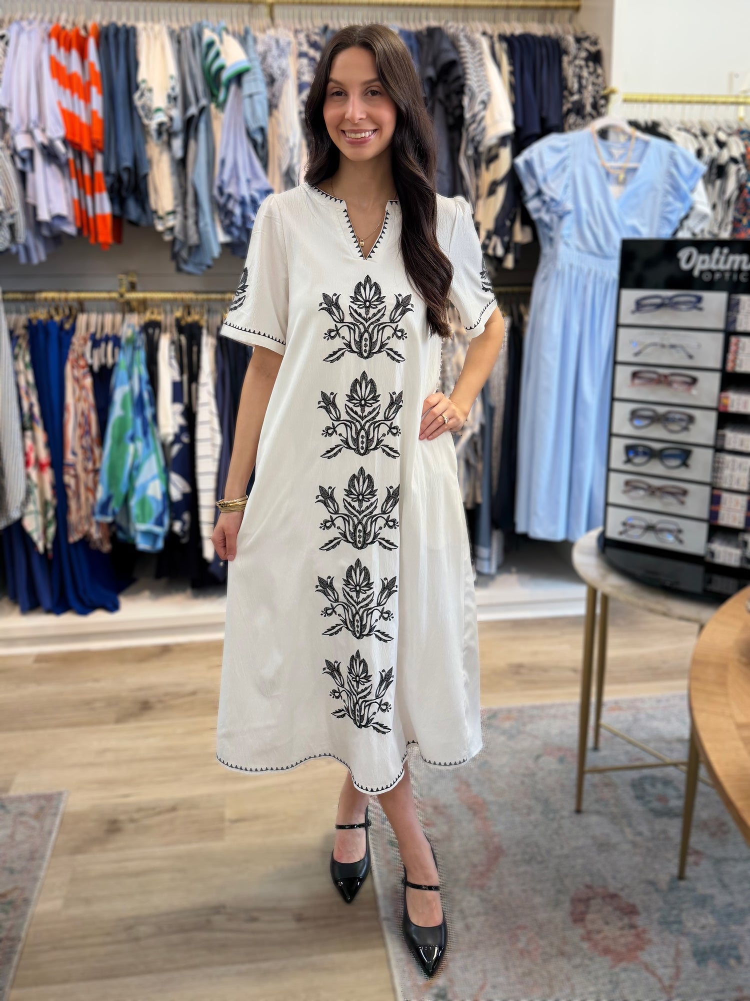 OFF WHITE/BLACK FLORAL EMBROIDERY GATHERED SHOULDER SHORT SLEEVE MIDI DRESS