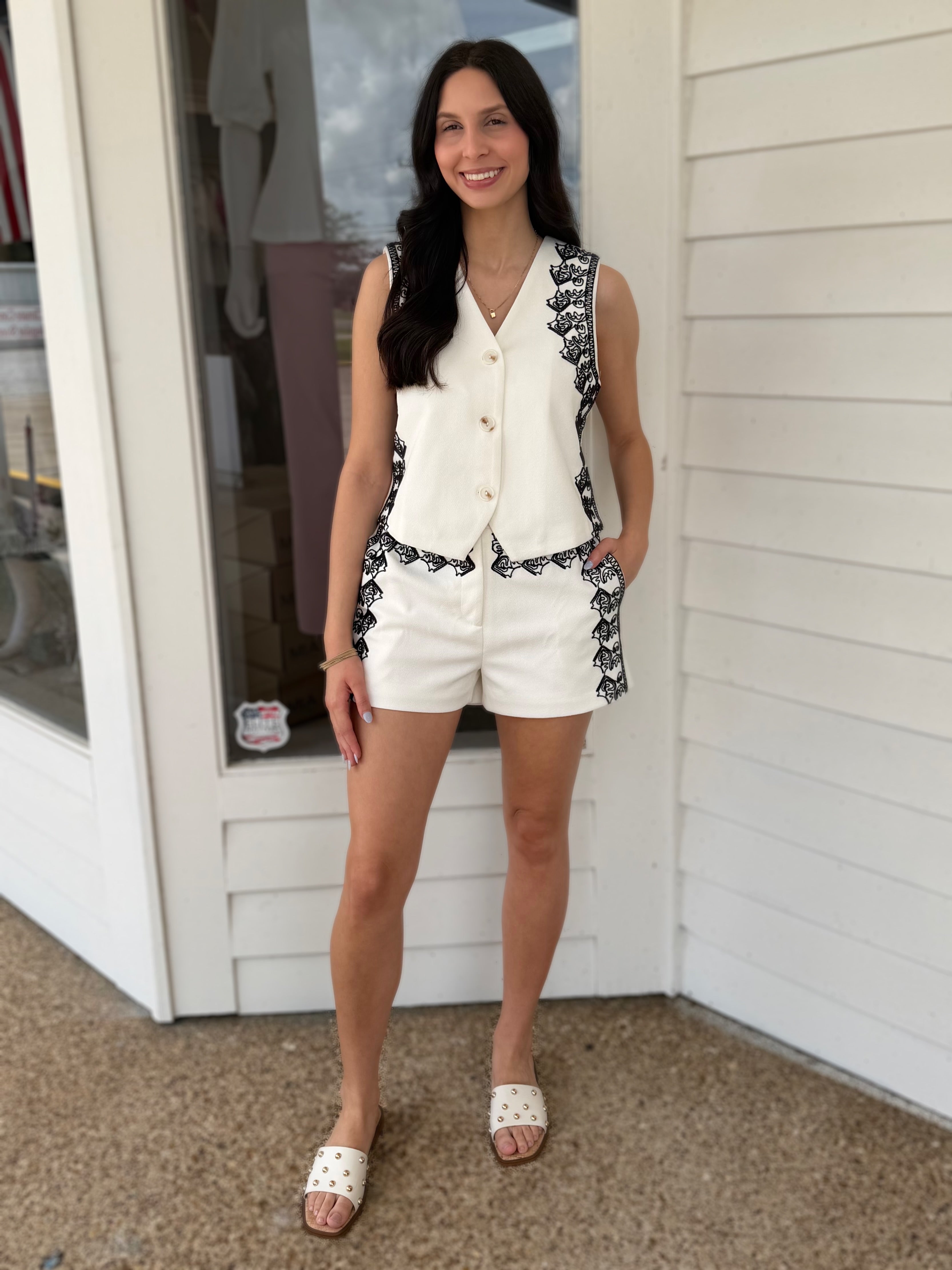 WHITE/BLACK EMBROIDERED TAILORED SHORTS