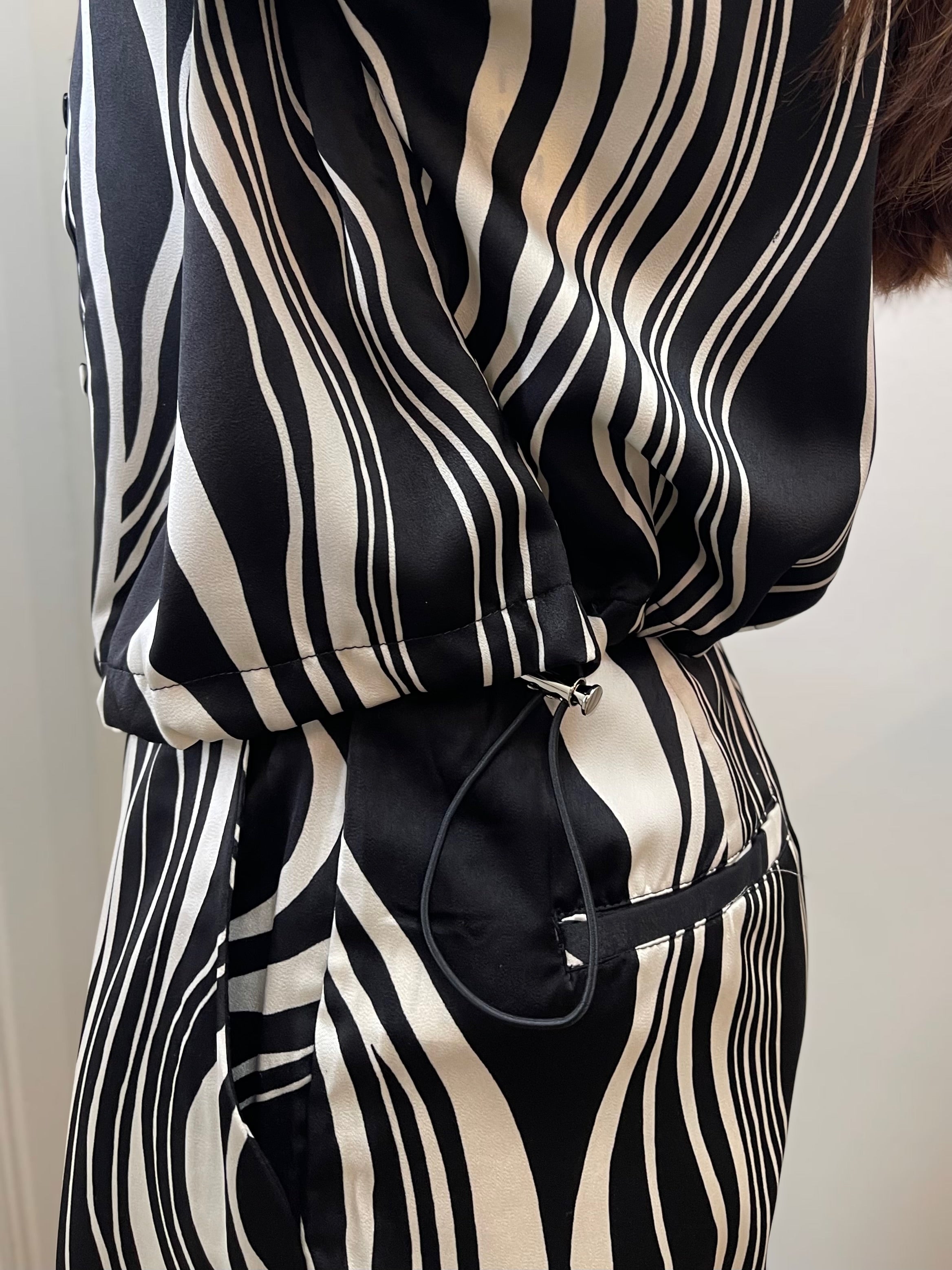 BLACK/IVORY PRINT BUTTON-DOWN ELASTIC HEM LONG SLEEVE SHIRT