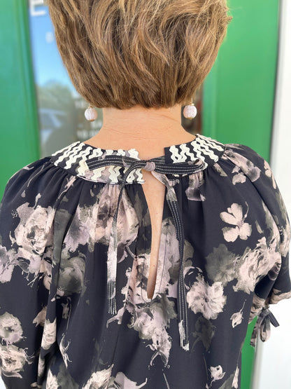 BLACK FLORAL PRINT RIC RAC ACCENT 3/4 SLEEVE TOP