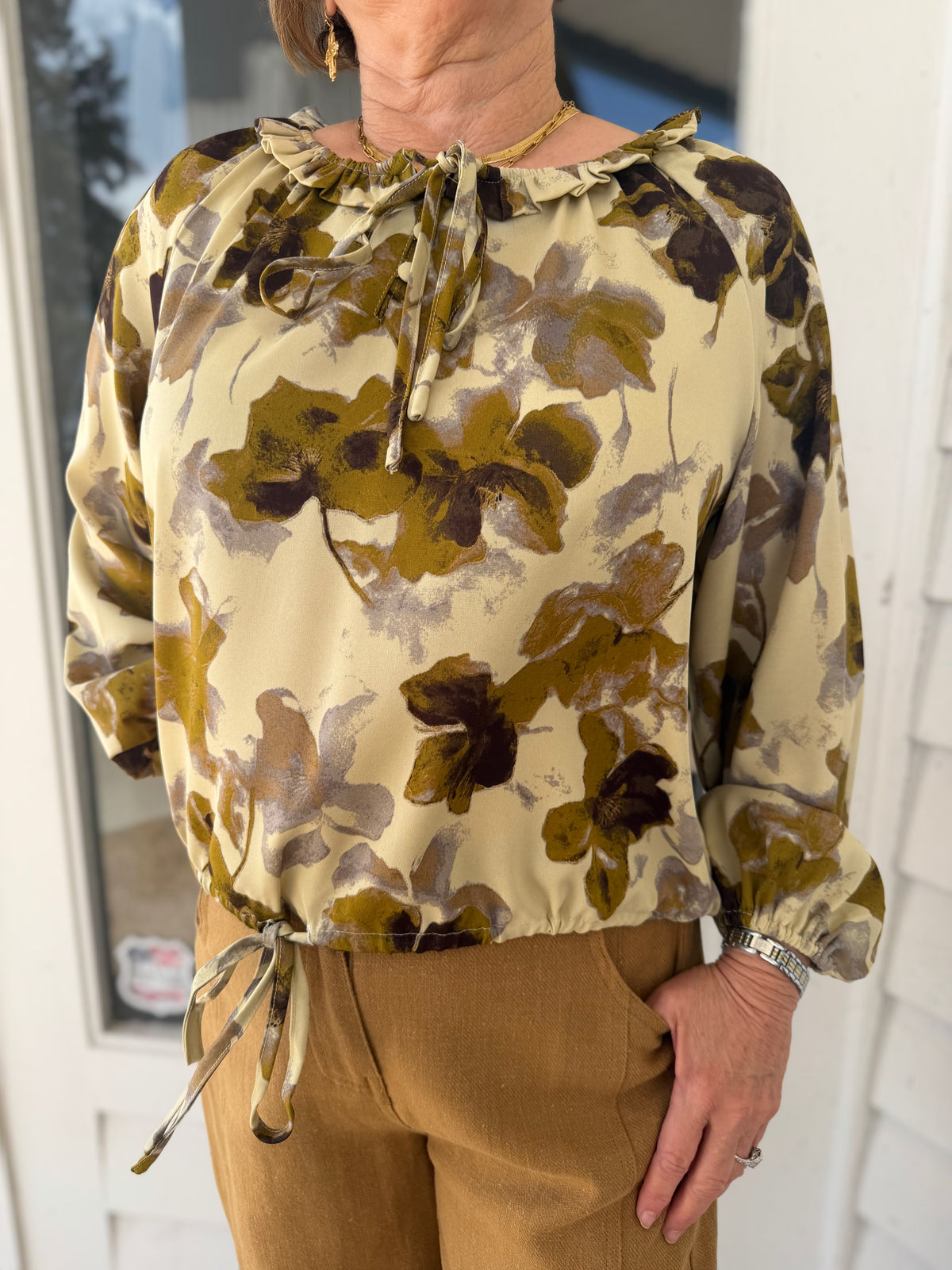 ACACIA/CHOCOLATE FLORAL PRINT LONG SLEEVE TIE TOP