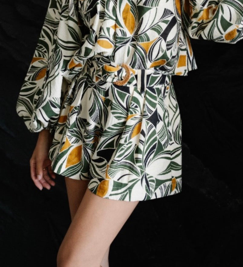 CREAM MULTI ABSTRACT LEAF PRINT BELTED ARYVIA SHORTS