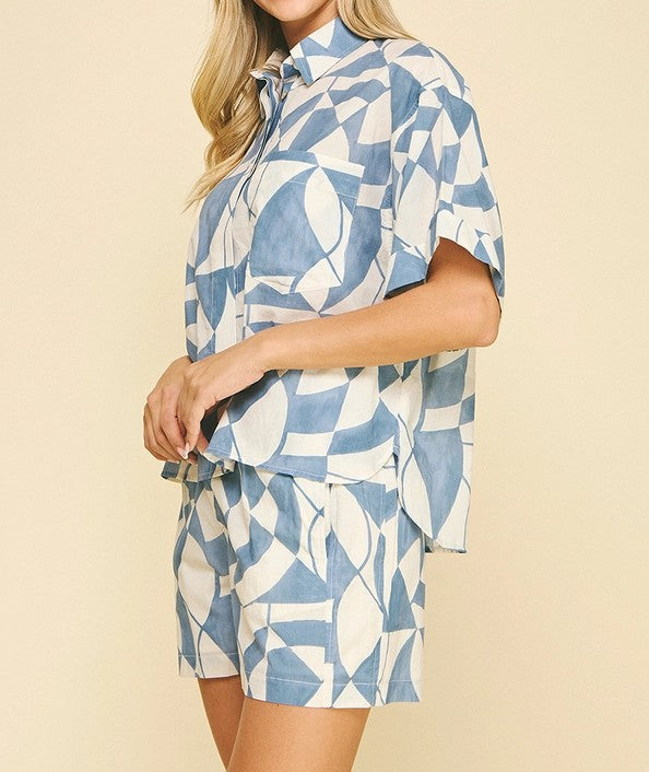BLUE GEOMETRIC PRINT SHORT SLEEVE BUTTON UP TOP