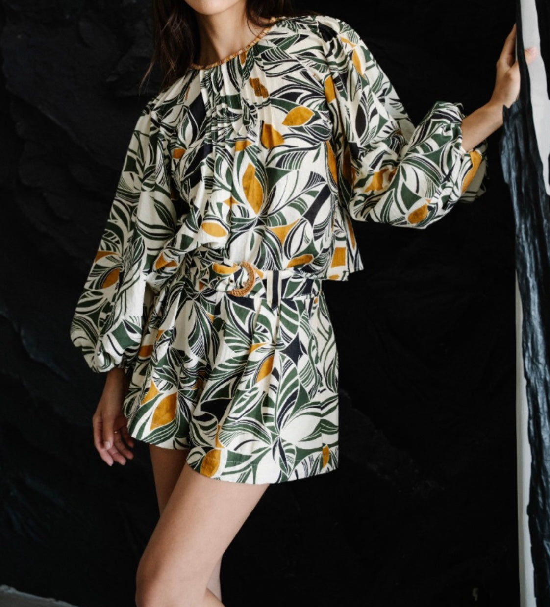 CREAM MULTI ABSTRACT LEAF PRINT BELTED ARYVIA SHORTS