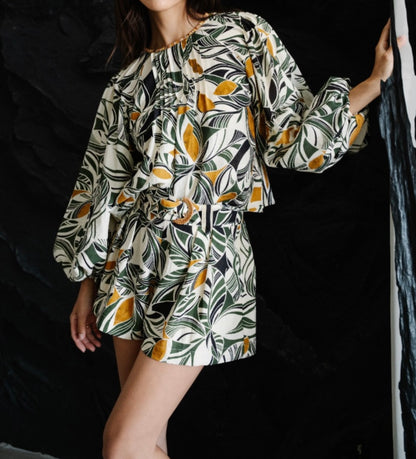 CREAM MULTI ABSTRACT LEAF PRINT BELTED ARYVIA SHORTS