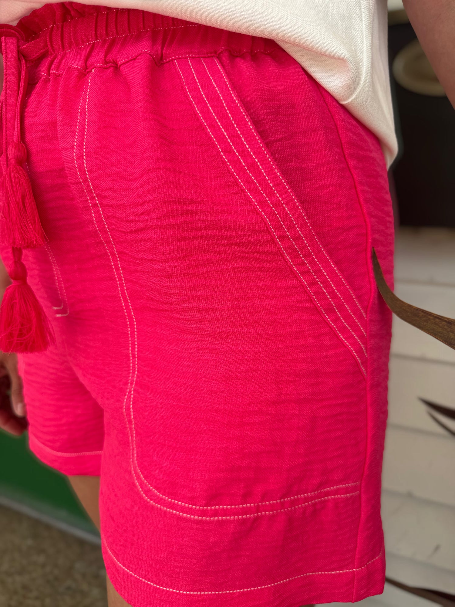 FUCHSIA CRINKLE FABRIC CONTRAST STITCH ELASTIC WAIST SHORTS