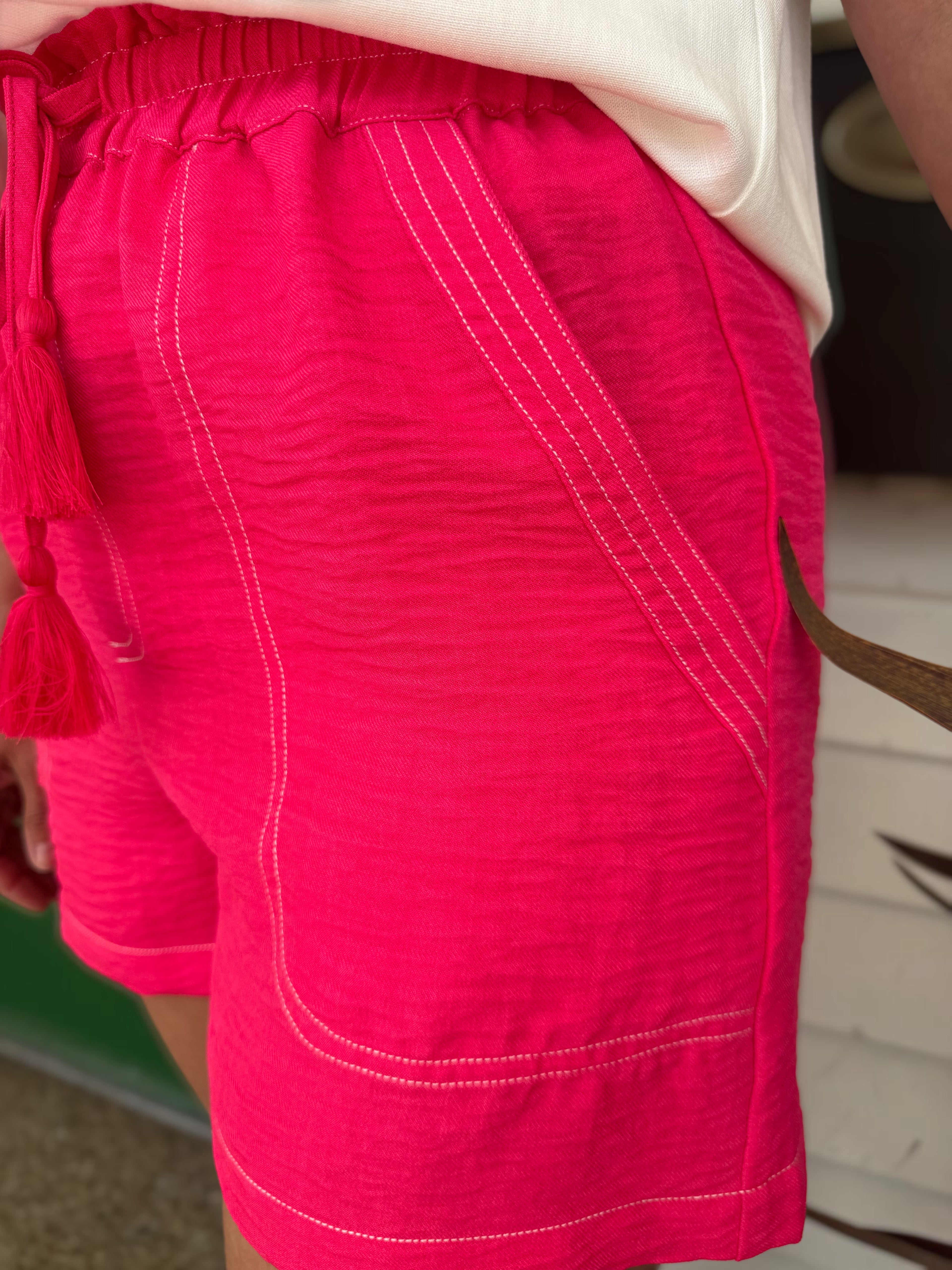 FUCHSIA CRINKLE FABRIC CONTRAST STITCH ELASTIC WAIST SHORTS
