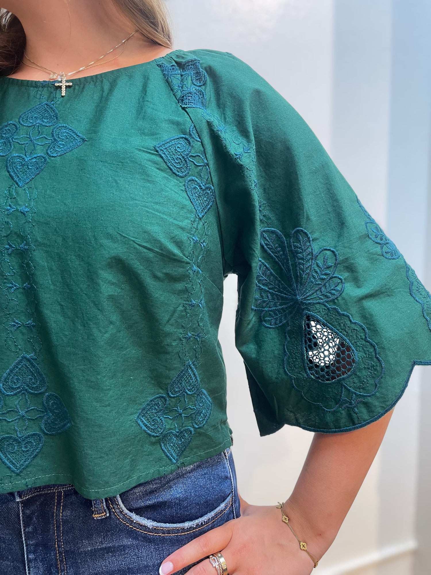 GREEN PINEAPPLE EMBRODIERY ROXANNE TOP