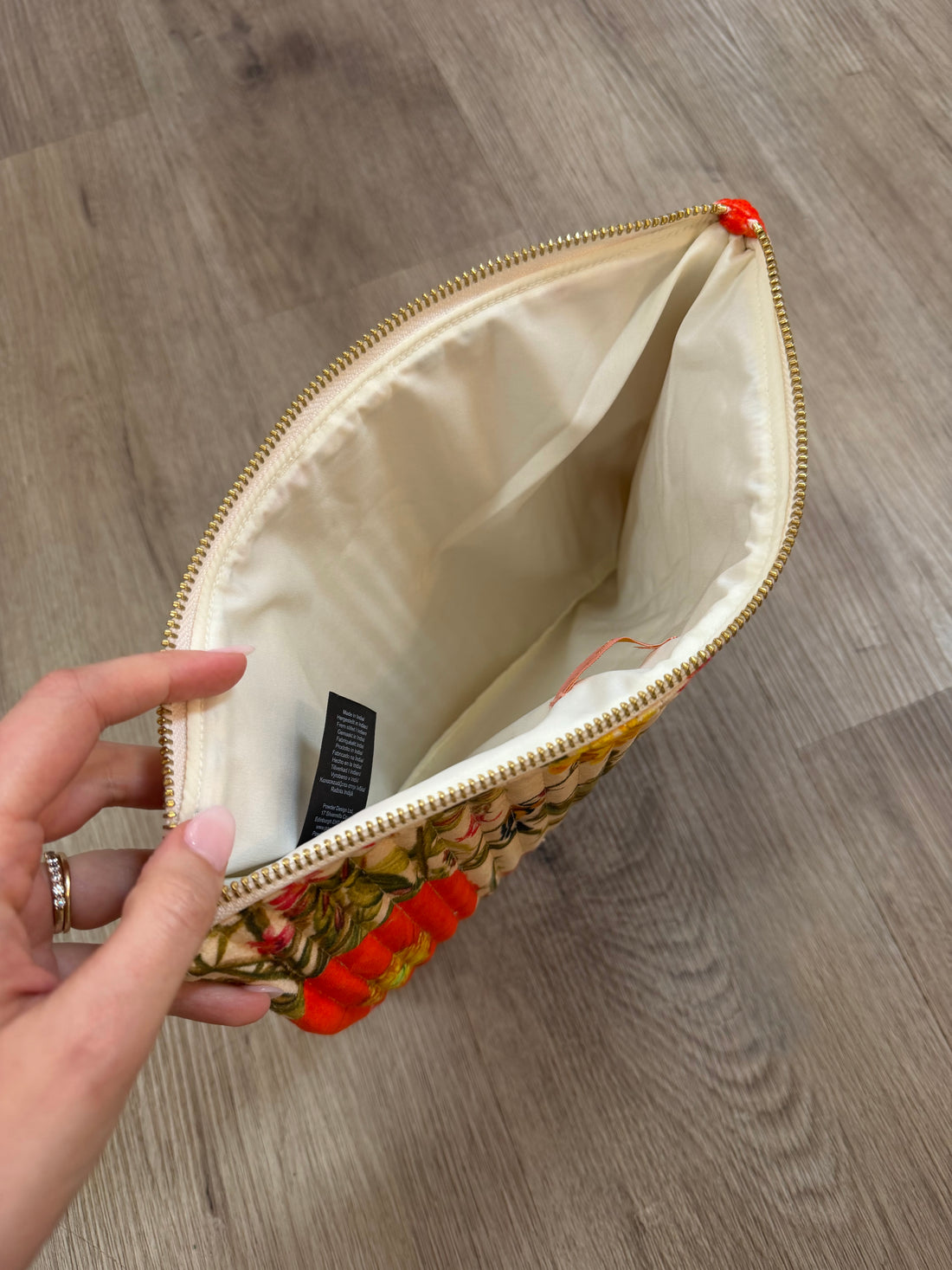 CREAM FINE FLOWERS QUILTED VELVET POUCH