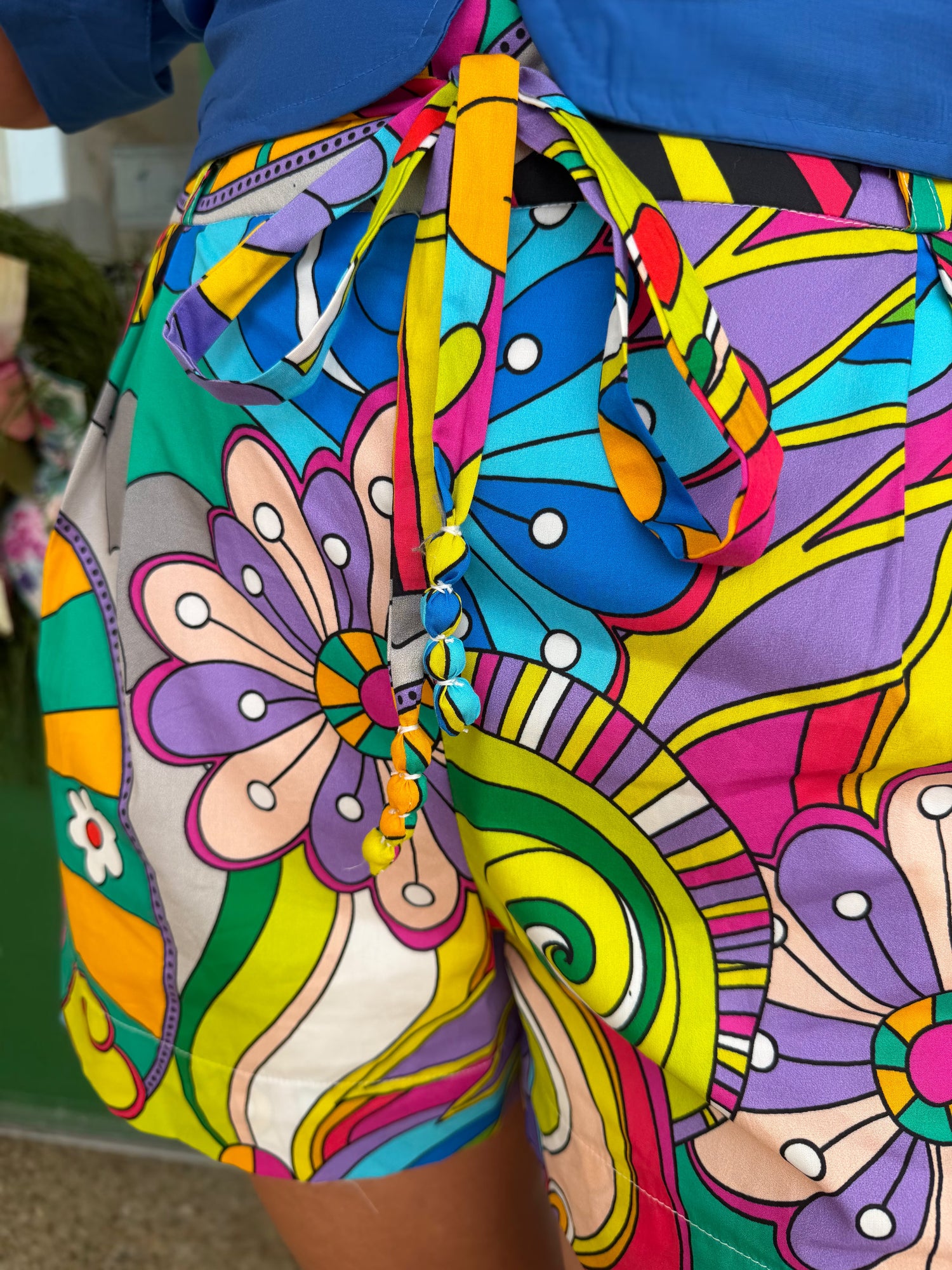 MULTI-COLOR PSYCHEDELIC PRINTED BELT TIE BEREN SHORT