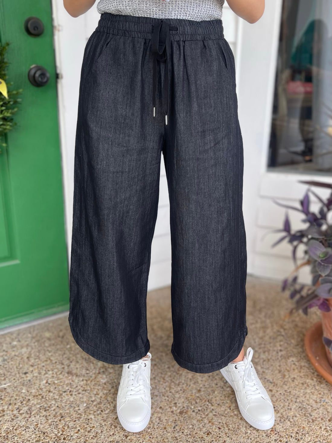 BLACK DENIM DOLPHINE TAIL HEM CROP WIDE LEG PANTS