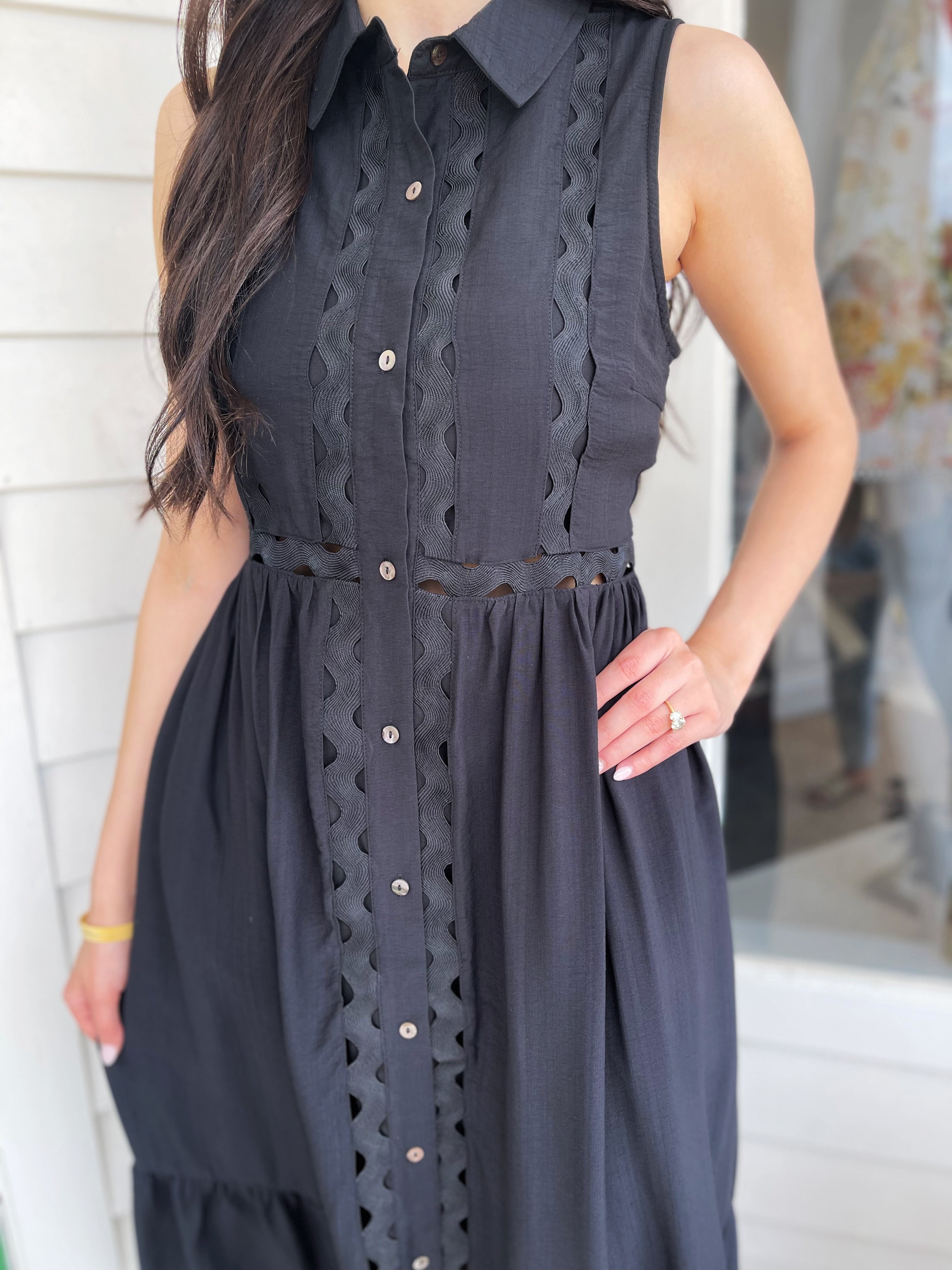 BLACK SLEEVELESS RIC RAC COLLARED BUTTON UP MIDI DRESS