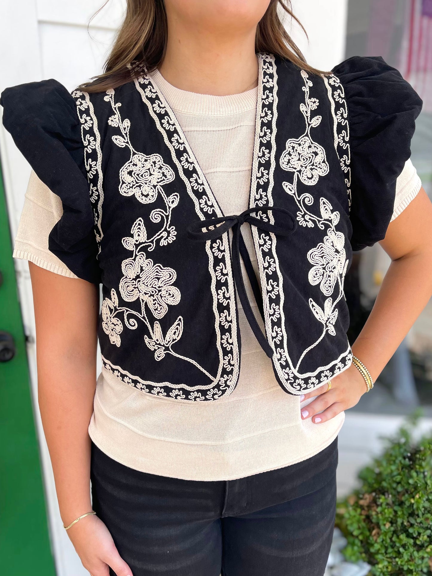 BLACK EMBROIDERED RUFFLED SLEEVE CROPPED VEST