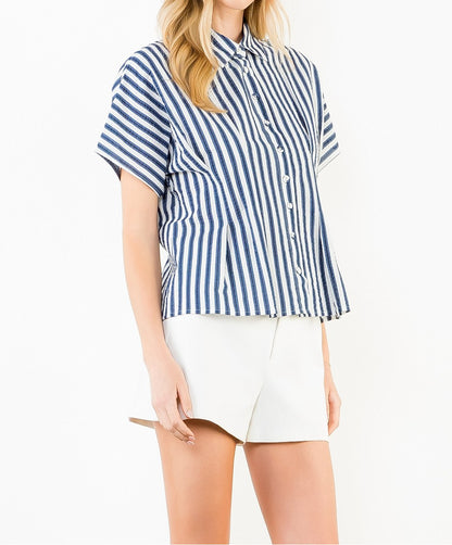 BLUE STRIPE SEERSUCKER PRINT BUTTON UP SHORT SLEEVE TOP