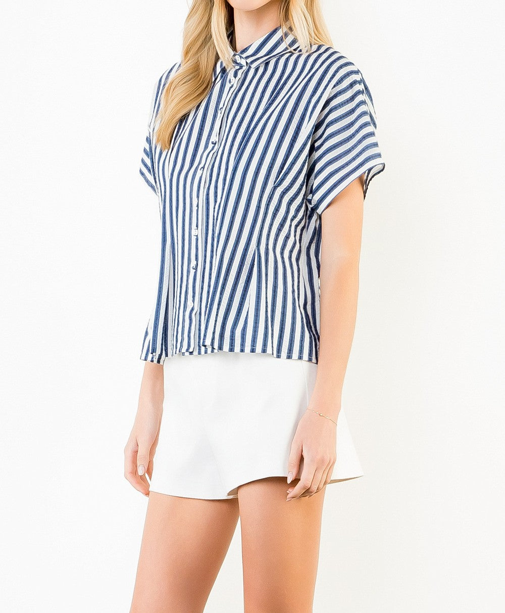 BLUE STRIPE SEERSUCKER PRINT BUTTON UP SHORT SLEEVE TOP