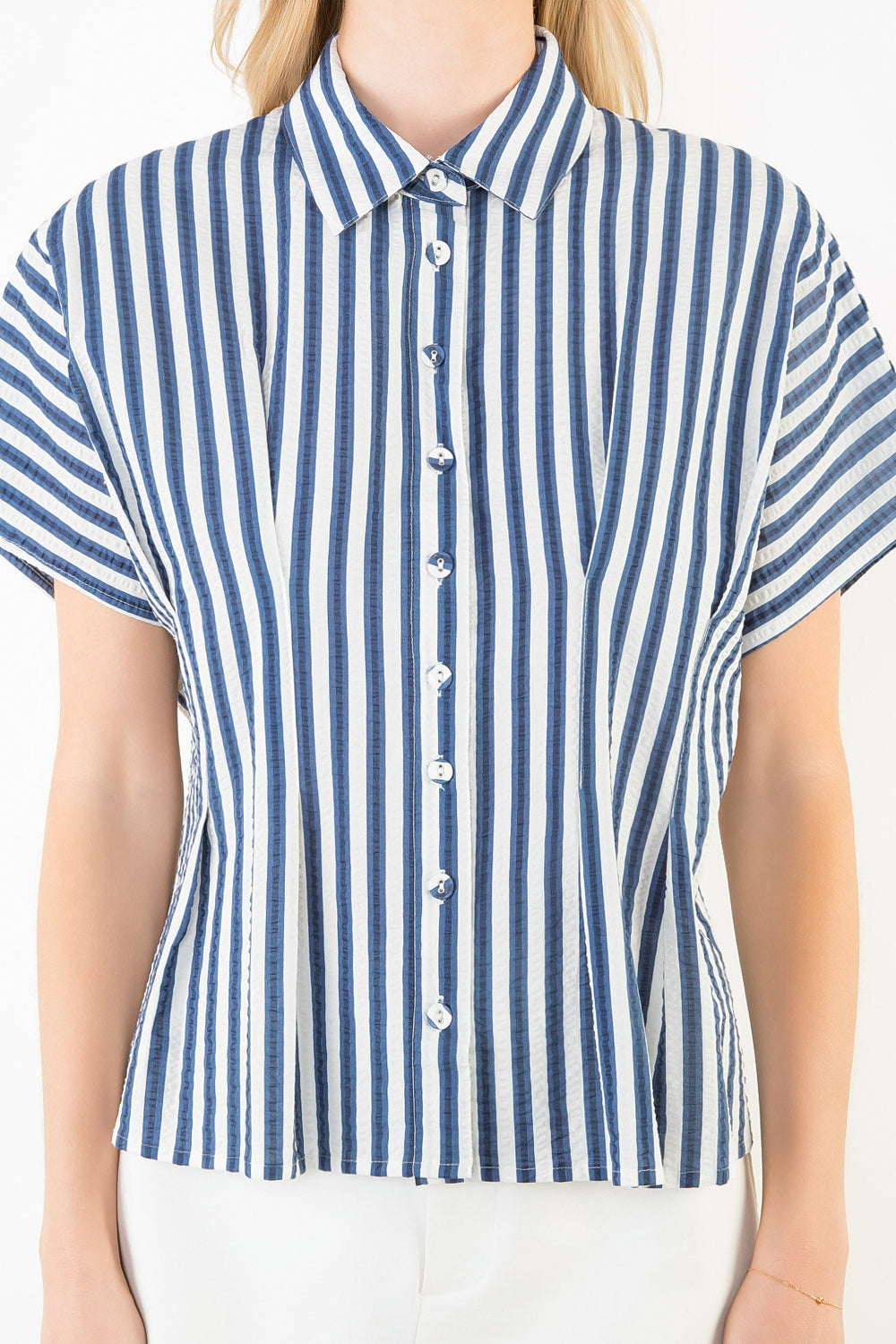 BLUE STRIPE SEERSUCKER PRINT BUTTON UP SHORT SLEEVE TOP