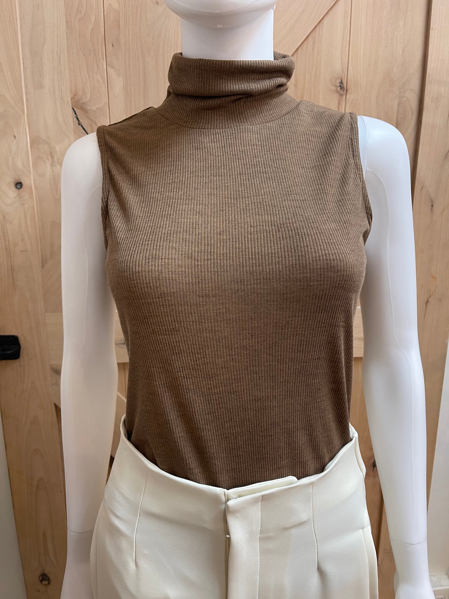 BROWN MOCK NECK TANK