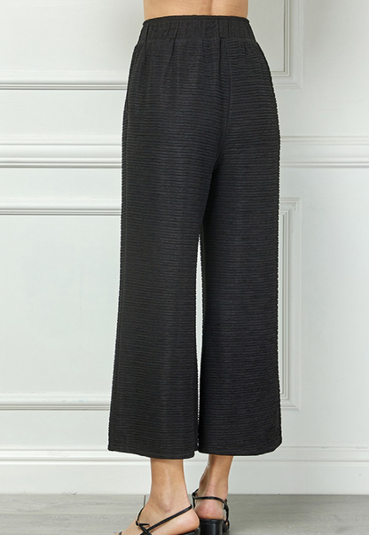 BLACK TEXTURED CROPPED PANTS