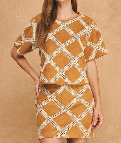 CAMEL/ECRU CROCHET PATCH SUEDE SHORT SLEEVE CROP TOP