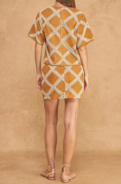 CAMEL/ECRU CROCHET PATCH SUEDE SHORT SLEEVE CROP TOP