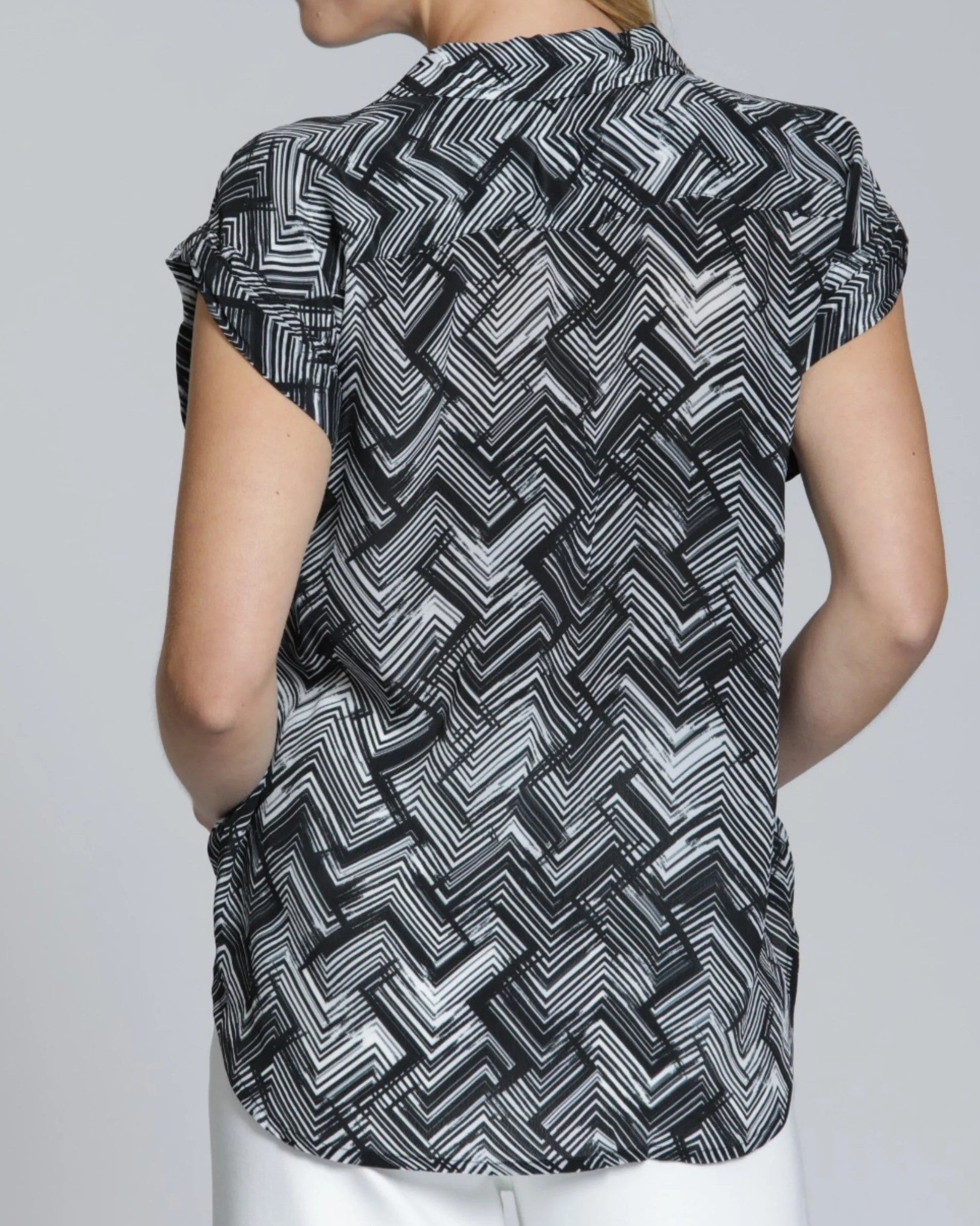 BLACK/WHITE SHATTERED GRID TABBED CUFF WRAP TOP