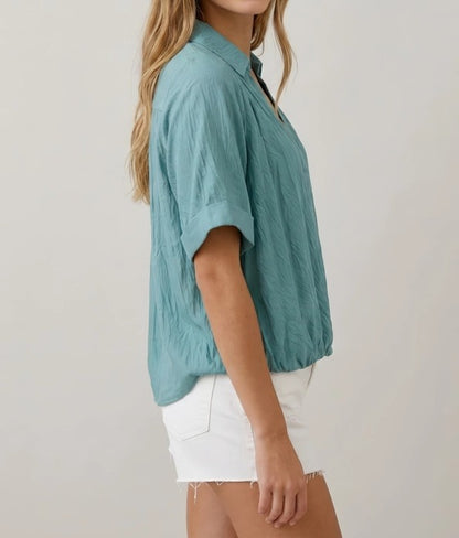 DEEP SAGE COLLARED FRONT BUBBLE SHORT SLEEVE TOP