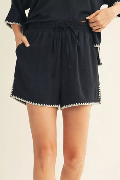 BLACK CRINKLE FABRIC SCALLOP EMBROIDERY ELASTIC WAIST SHORTS