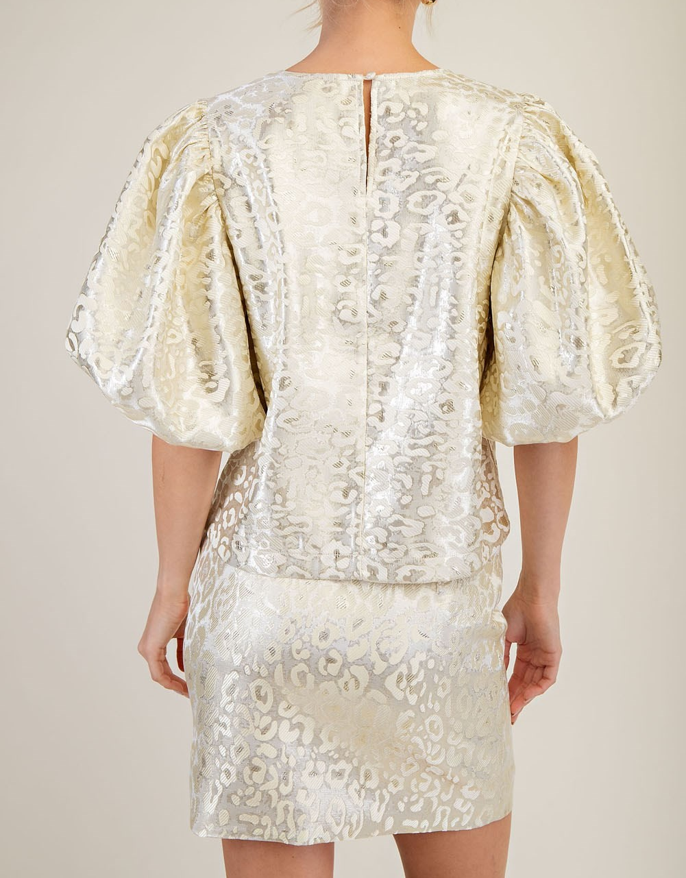 CREAM METALLIC CHEETAH PRINT PUFF SLEEVE TOP