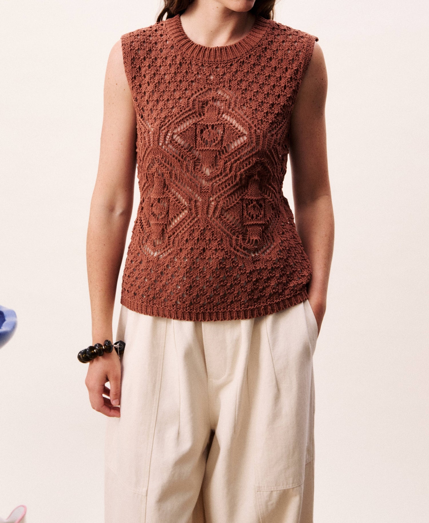 CHESTNUT CROCHET KNIT SLEEVELESS PULLOVER NILA SWEATER