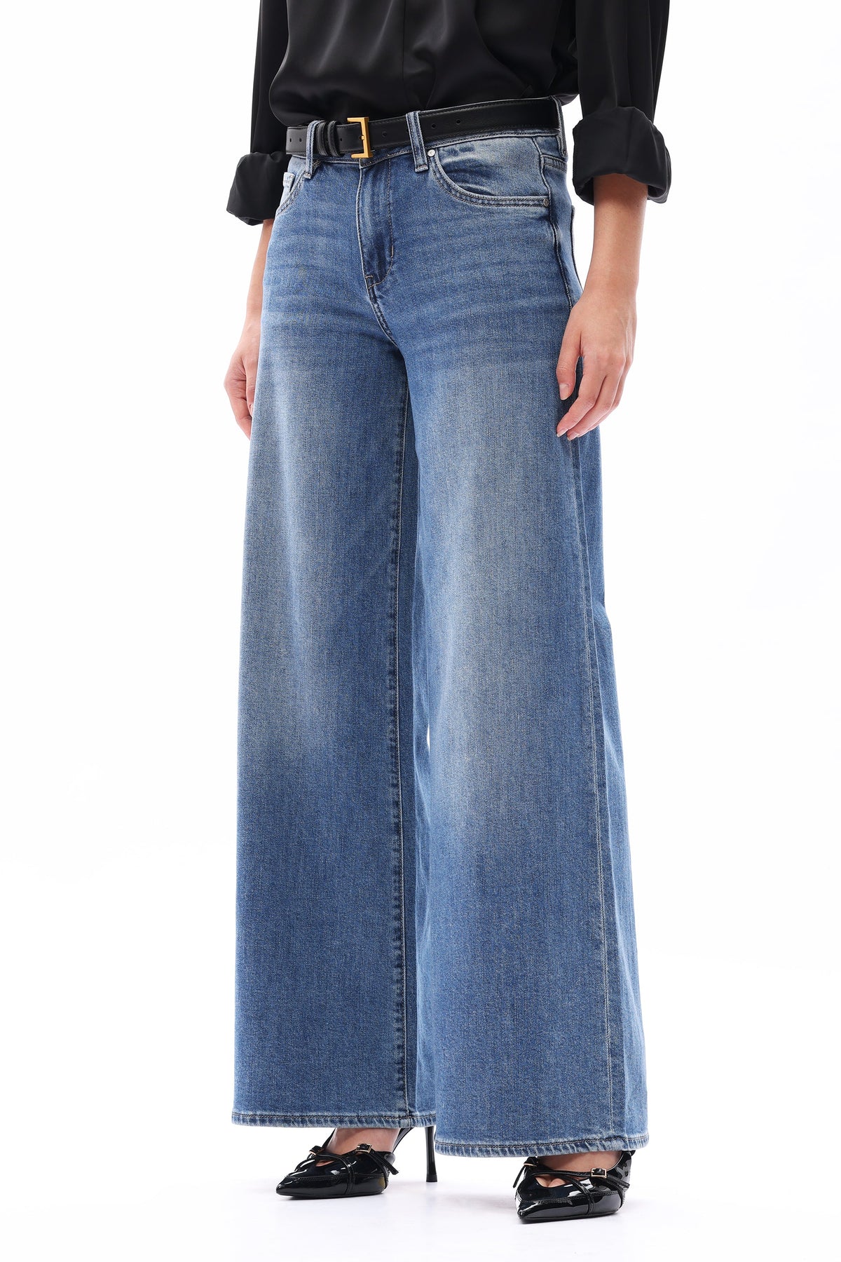 MEDIUM BLUE MID RISE WIDE LEG JEAN