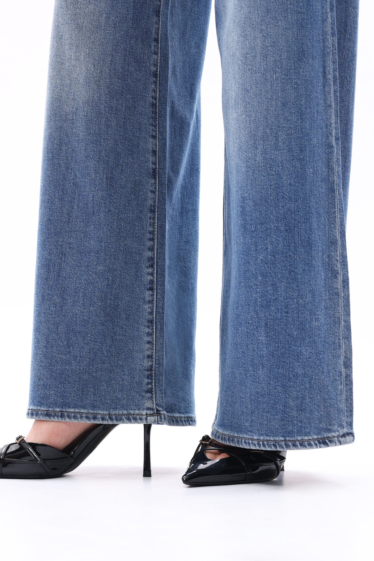 MEDIUM BLUE MID RISE WIDE LEG JEAN
