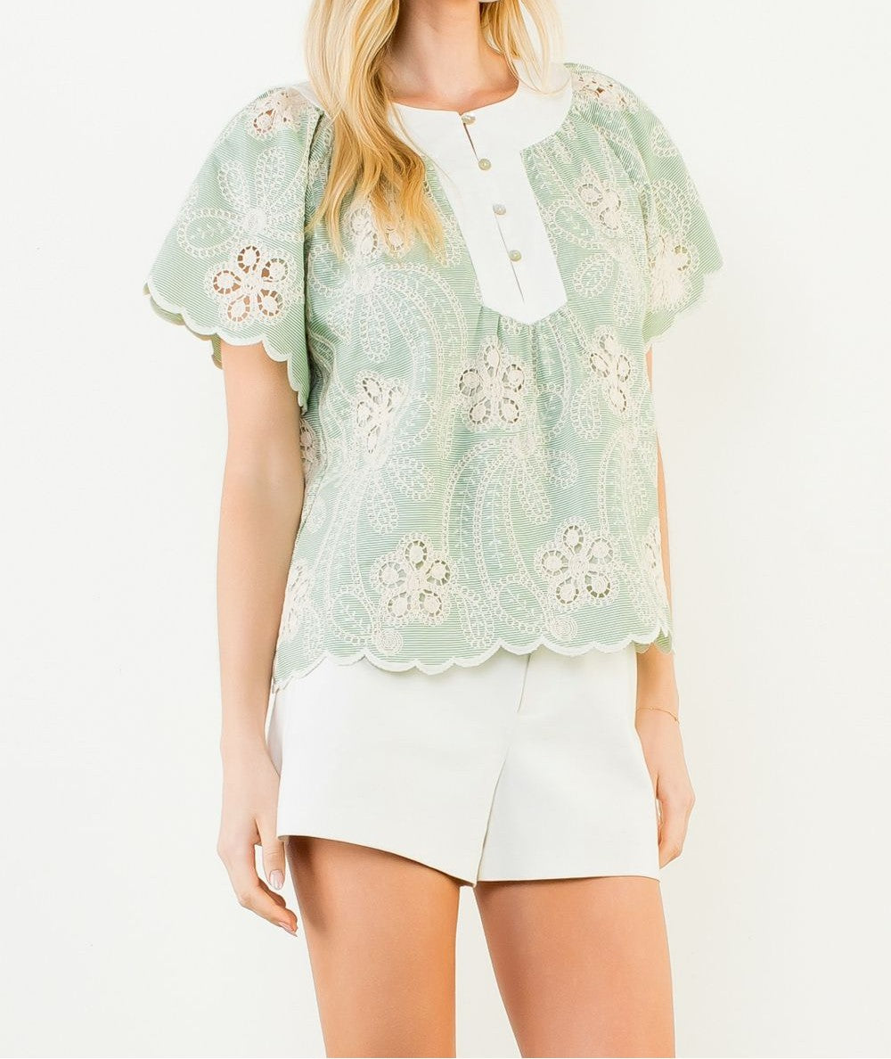 GREEN/WHITE FLORAL LACE SCALLOP HEM SHORT SLEEVE TOP