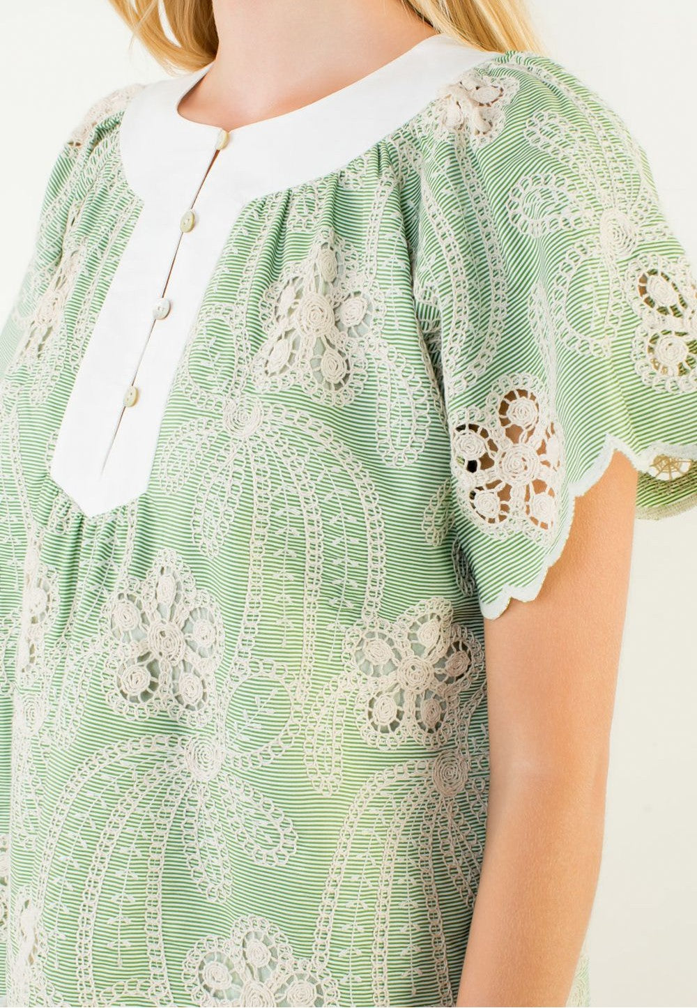 GREEN/WHITE FLORAL LACE SCALLOP HEM SHORT SLEEVE TOP